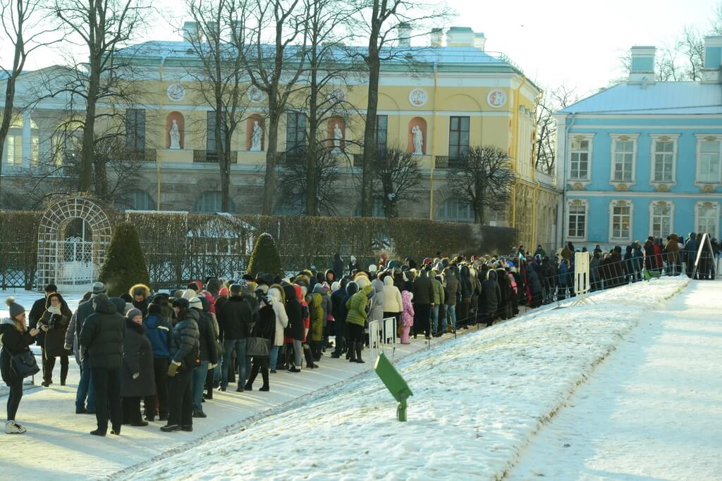 Very long queues to the Catherine palace